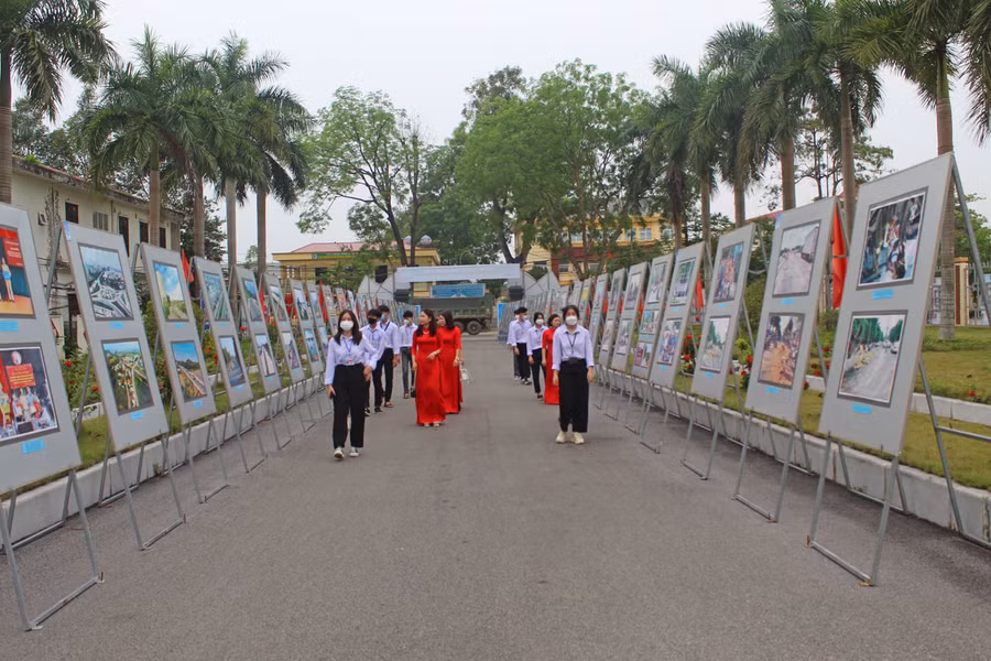 Triển lãm ảnh, tranh cổ động và tuyên truyền lưu động về ATGT năm 2022 gồm hàng trăm bức tranh, ảnh với các chủ đề khác nhau.