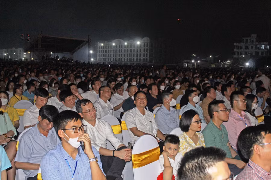 Chương trình kỷ niệm 115 năm du lịch Sầm Sơn thu hút hàng vạn người dân và du khách.