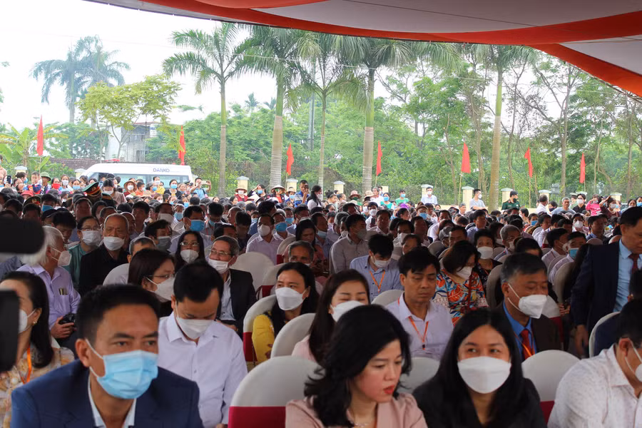 Buổi lễ kỷ niệm thu hút đông đảo người dân địa phương và du khách tham dự.