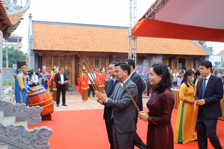 Lãnh đạo Bộ Văn hoá-Thể thao và Du lịch và lãnh tỉnh Thanh Hóa dâng hương tại Đền thờ Lê Văn Hưu.
