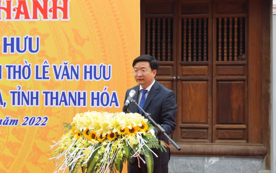 Ông Nguyễn Thế Anh – Chủ tịch UBND huyện Thiệu Hóa báo cáo tại Lễ khánh thành Đền thờ Lê Văn Hưu.