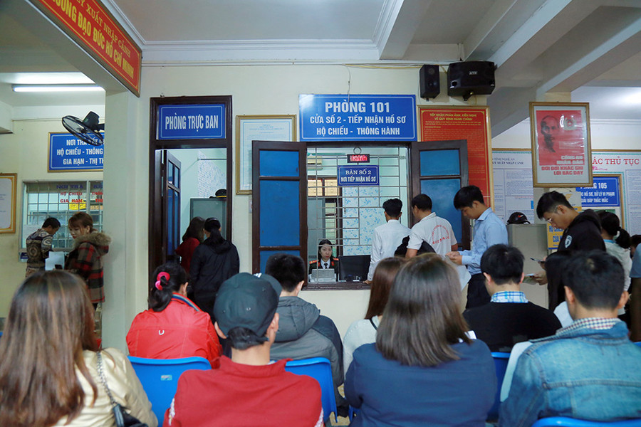 Người dân đến xin cấp đổi hộ chiếu, giấy thông hành tại Phòng Quản lý Xuất nhập cảnh Nghệ An