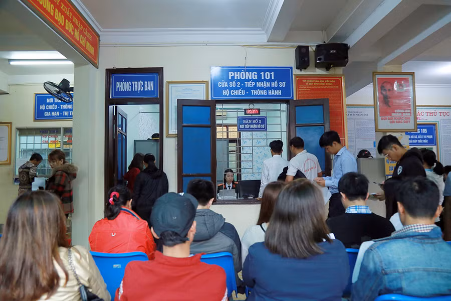 Người dân đến xin cấp đổi hộ chiếu, giấy thông hành tại Phòng Quản lý Xuất nhập cảnh Nghệ An