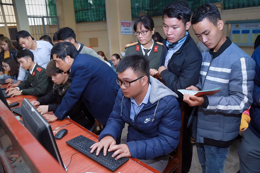 Bố trí bàn để máy tính để người dân trực tiếp điền thông tin vào tờ khai điện tử