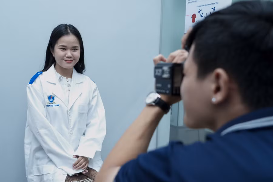 Nhà trường đón sinh viên Lào và Campuchia trong ngày nhập học. Ảnh: NTTU