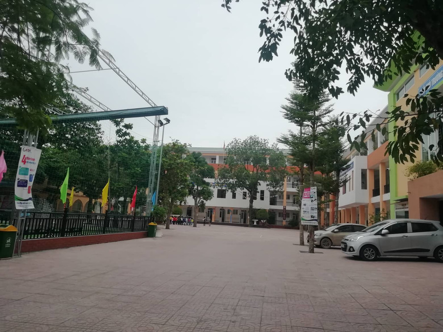 Khuôn viên Trường Tiểu học Lê mao