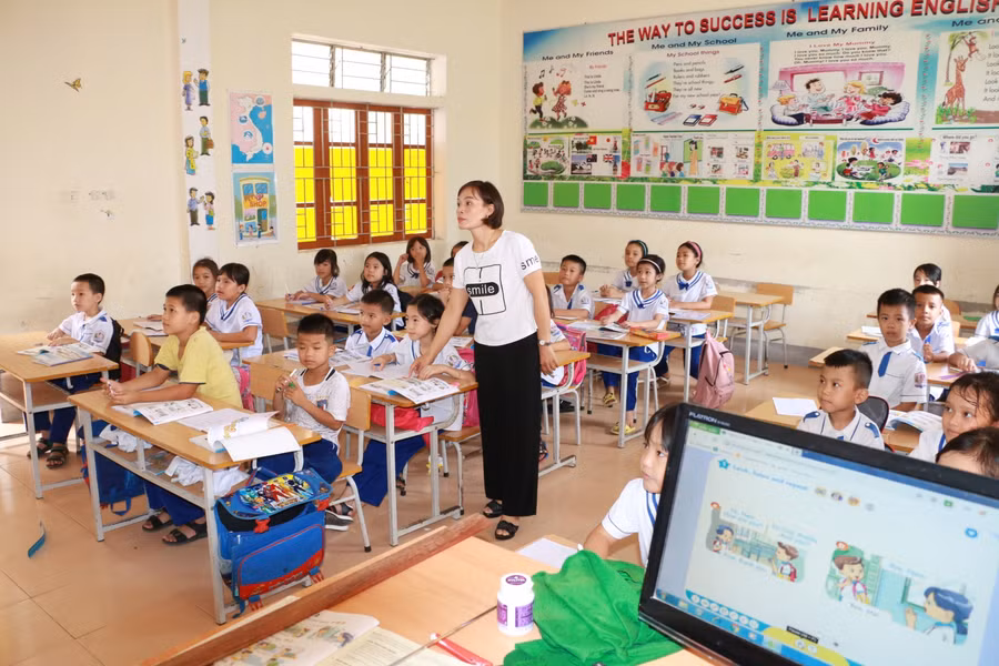 Giáo viên Tiếng Anh là mơ ước của nhiều trường học vùng cao Nghệ An do nhiều năm liền có định biên nhưng không tuyển được.