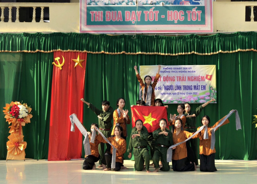 Hoạt động trải nghiệm chủ đề "Người lính trong mắt em" tại Trường THCS Nghĩa Hoàn, huyện Tân Kỳ, Nghệ An. Ảnh: Nhà trường cung cấp. Hoạt động trải nghiệm chủ đề "Người lính trong mắt em" tại Trường THCS Nghĩa Hoàn, huyện Tân Kỳ, Nghệ An. Ảnh: Nhà trường cung cấp.