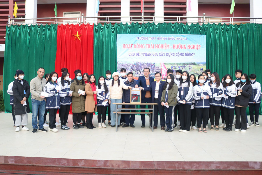 Thầy trò Trường THPT Huỳnh Thúc Kháng quyên góp ủng hộ học sinh khó khăn, vùng cao trong Hoạt động trải nghiệm - hướng nghiệp chủ đề: "Tham gia xây dựng cộng đồng". Ảnh: Hồ Lài. Thầy trò Trường THPT Huỳnh Thúc Kháng quyên góp ủng hộ học sinh khó khăn, vùng cao trong Hoạt động trải nghiệm - hướng nghiệp chủ đề: "Tham gia xây dựng cộng đồng". Ảnh: Hồ Lài.