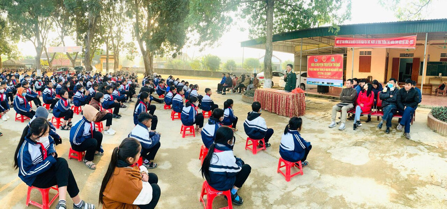 Tiết chào cờ lồng ghép hoạt động trải nghiệm chủ đề Quân đội nhân dân Việt Nam tại Trường THCS Nghĩa Bình, huyện Tân Kỳ, Nghệ An. Ảnh: Nhà trường cung cấp. Tiết chào cờ lồng ghép hoạt động trải nghiệm chủ đề Quân đội nhân dân Việt Nam tại Trường THCS Nghĩa Bình, huyện Tân Kỳ, Nghệ An. Ảnh: Nhà trường cung cấp.