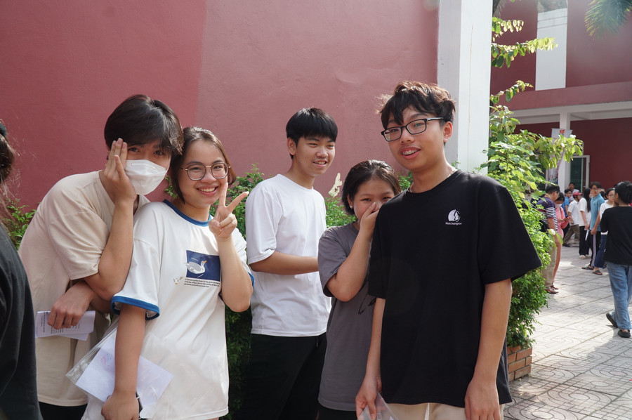 Thí sinh hồi hộp nhưng cũng tự tin, quyết tâm trước kỳ thi tuyển sinh vào lớp 10 THPT tỉnh Nghệ An. Ảnh: Hồ Lài. Thí sinh hồi hộp nhưng cũng tự tin, quyết tâm trước kỳ thi tuyển sinh vào lớp 10 THPT tỉnh Nghệ An. Ảnh: Hồ Lài.