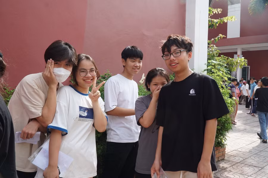 Thí sinh hồi hộp nhưng cũng tự tin, quyết tâm trước kỳ thi tuyển sinh vào lớp 10 THPT tỉnh Nghệ An. Ảnh: Hồ Lài.