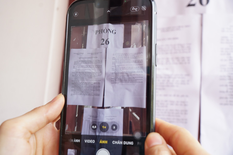 Một phụ huynh cẩn thận chụp lại quy chế thi, các quy định về vật dụng được đem vào phòng thi để nhắc nhở con em mình. Ảnh: Hồ Lài. Một phụ huynh cẩn thận chụp lại quy chế thi, các quy định về vật dụng được đem vào phòng thi để nhắc nhở con em mình. Ảnh: Hồ Lài.