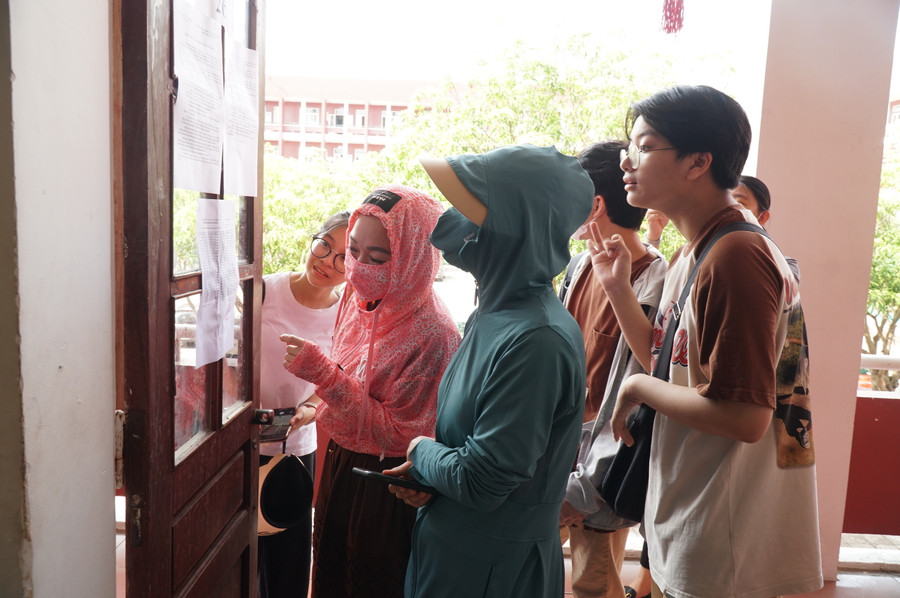 Thời tiết nắng nóng nhưng phụ huynh và thí sinh có mặt rất đầy đủ tại điểm thi, đến tận phòng thi kiểm tra thông tin, số báo danh. Ảnh: Hồ Lài. Thời tiết nắng nóng nhưng phụ huynh và thí sinh có mặt rất đầy đủ tại điểm thi, đến tận phòng thi kiểm tra thông tin, số báo danh. Ảnh: Hồ Lài.