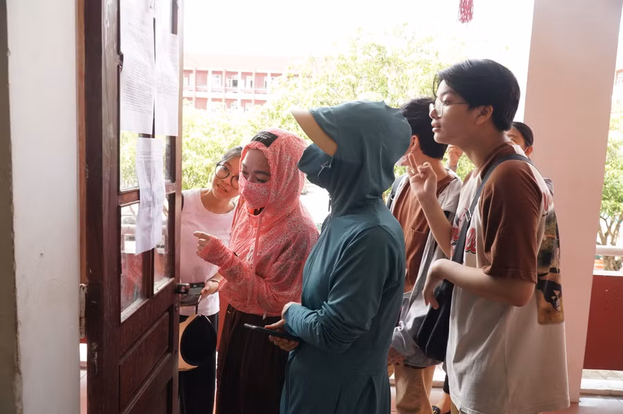 Thời tiết nắng nóng nhưng phụ huynh và thí sinh có mặt rất đầy đủ tại điểm thi, đến tận phòng thi kiểm tra thông tin, số báo danh. Ảnh: Hồ Lài.