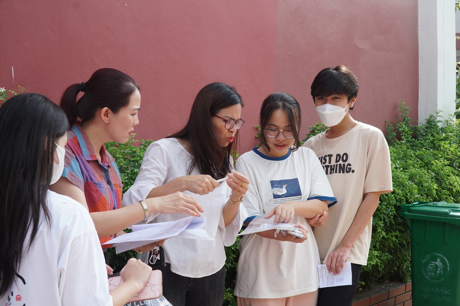 Nhiều phụ huynh sáng nay cũng đã đến điểm thi cùng với con để kiểm tra thông tin trước kỳ thi quan trọng. Ảnh: Hồ Lài. Nhiều phụ huynh sáng nay cũng đã đến điểm thi cùng với con để kiểm tra thông tin trước kỳ thi quan trọng. Ảnh: Hồ Lài.