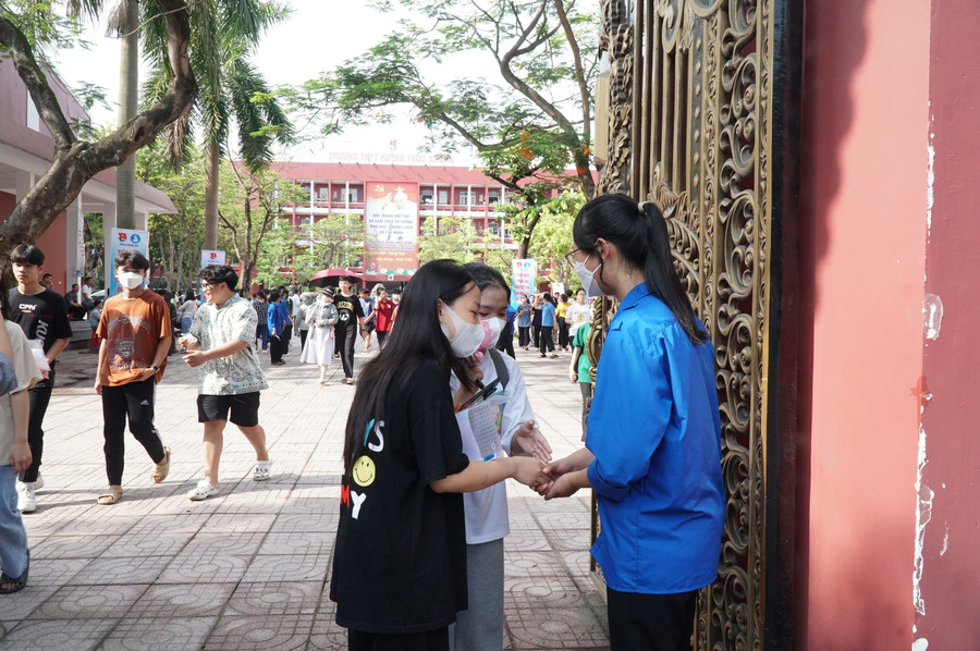 Nhiều thí sinh "xin vía" trúng tuyển vào Trường THPT Huỳnh Thúc Kháng từ các anh chị đang là học sinh tại trường. Ảnh: Hồ Lài. Nhiều thí sinh "xin vía" trúng tuyển vào Trường THPT Huỳnh Thúc Kháng từ các anh chị đang là học sinh tại trường. Ảnh: Hồ Lài.