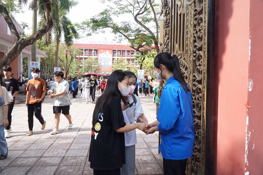 Nhiều thí sinh "xin vía" trúng tuyển vào Trường THPT Huỳnh Thúc Kháng từ các anh chị đang là học sinh tại trường. Ảnh: Hồ Lài.
