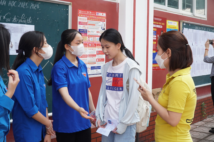 Đội tình nguyện viên hướng dẫn thí sinh và phụ huynh tìm đúng phòng thi tại Trường THPT Huỳnh Thúc Kháng, TP Vinh, Nghệ An. Ảnh: Hồ Lài. Đội tình nguyện viên hướng dẫn thí sinh và phụ huynh tìm đúng phòng thi tại Trường THPT Huỳnh Thúc Kháng, TP Vinh, Nghệ An. Ảnh: Hồ Lài.