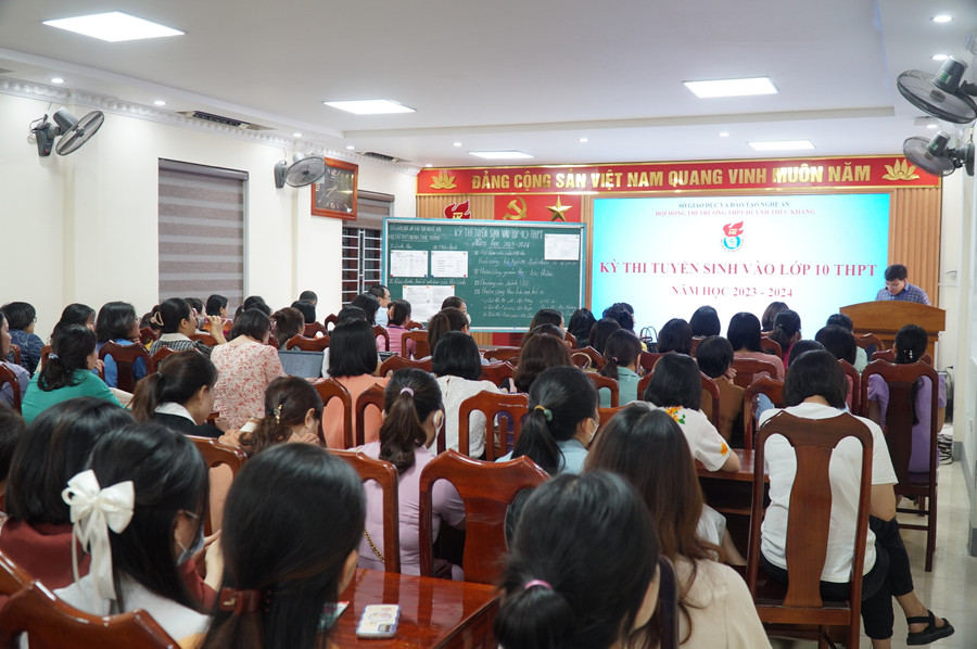 Sáng 4/6, các Hội đồng thi tuyển sinh vào lớp 10 THPT tỉnh Nghệ An cũng đã họp tập huấn công tác coi thi và phân công nhiệm vụ thi. Ảnh: Hồ Lài. Sáng 4/6, các Hội đồng thi tuyển sinh vào lớp 10 THPT tỉnh Nghệ An cũng đã họp tập huấn công tác coi thi và phân công nhiệm vụ thi. Ảnh: Hồ Lài.