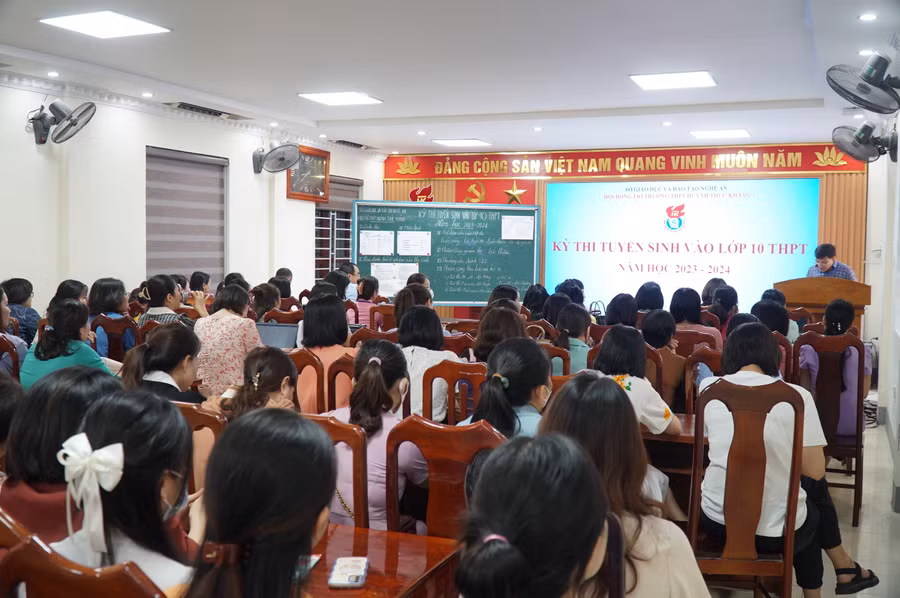 Sáng 4/6, các Hội đồng thi tuyển sinh vào lớp 10 THPT tỉnh Nghệ An cũng đã họp tập huấn công tác coi thi và phân công nhiệm vụ thi. Ảnh: Hồ Lài.