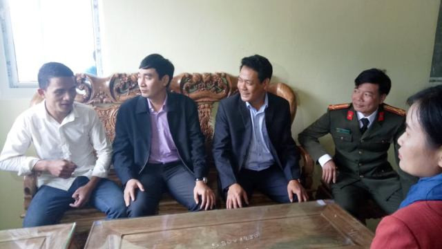 Lãnh đạo huyện thăm nhà mới của anh Hà Văn Vân - người bị lũ cuốn mất vợ, con, bố, mẹ, chị gái và nhà cửa.