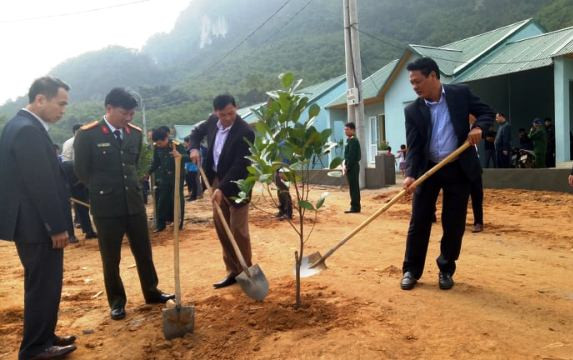 Lãnh đạo huyện Quan Sơn trồng cây tại khu TĐC cho bà con dân bản Sa Ná.