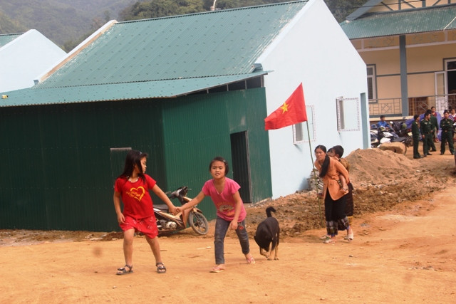 Người dân bản Sa Ná chính thức chuyển vào khu TĐC,để ổn định cuộc sống.