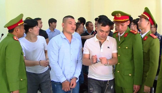 Công an áp giải các bị cáo tại phiên tòa. Công an áp giải các bị cáo tại phiên tòa.
