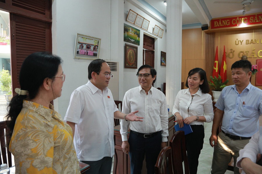 Phó Bí thư Tỉnh uỷ Quản Minh Cường trao đổi với đại biểu tại buổi giám sát. Ảnh: Phúc Minh Phó Bí thư Tỉnh uỷ Quản Minh Cường trao đổi với đại biểu tại buổi giám sát. Ảnh: Phúc Minh