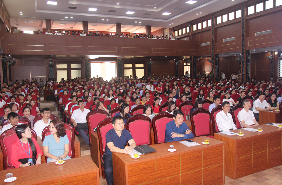 Có 614 giáo viên tiểu học cốt cán 2 tỉnh Nghệ An, Hà Tĩnh tham dự lớp bồi dưỡng tại Trường Đại học Vinh. Có 614 giáo viên tiểu học cốt cán 2 tỉnh Nghệ An, Hà Tĩnh tham dự lớp bồi dưỡng tại Trường Đại học Vinh.