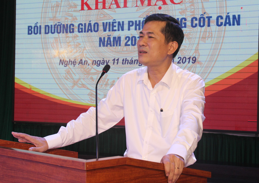 Ông Thái Văn Thành - GĐ Sở GD&ĐT Nghệ An khẳng định vai trò quan trọng của lớp bồi dưỡng. Ông Thái Văn Thành - GĐ Sở GD&ĐT Nghệ An khẳng định vai trò quan trọng của lớp bồi dưỡng.