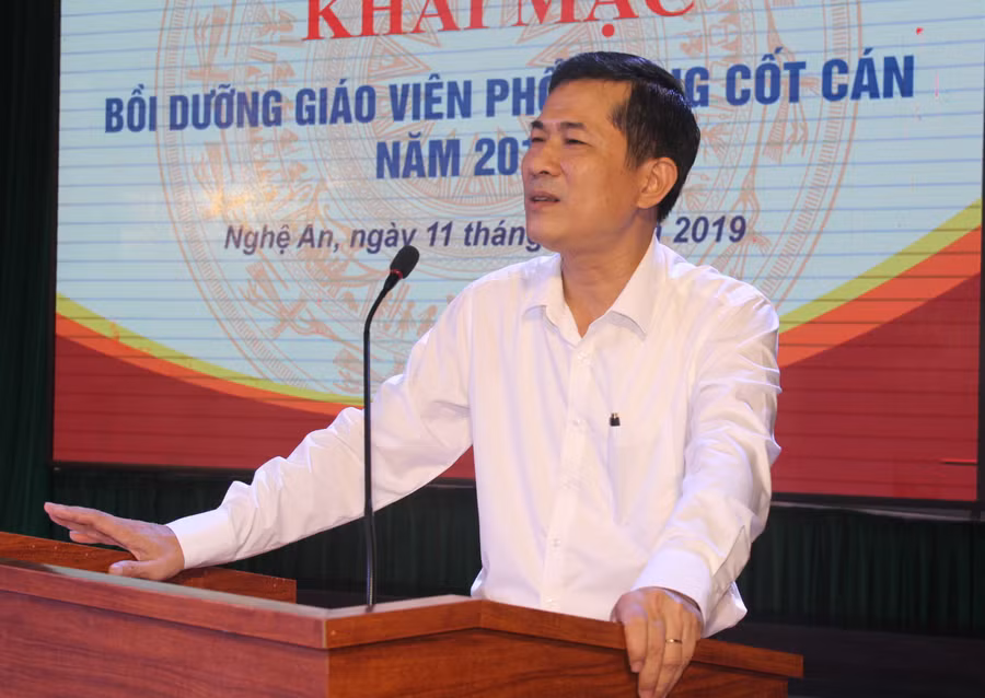 Ông Thái Văn Thành - GĐ Sở GD&ĐT Nghệ An khẳng định vai trò quan trọng của lớp bồi dưỡng. Ông Thái Văn Thành - GĐ Sở GD&ĐT Nghệ An khẳng định vai trò quan trọng của lớp bồi dưỡng.