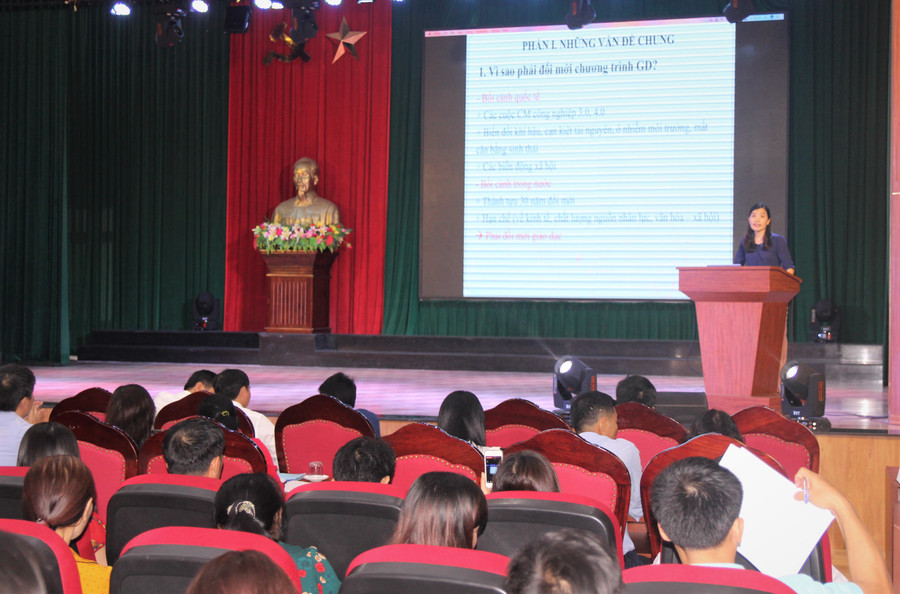 Giảng viên ĐH Vinh trực tiếp đứng lớp trao đổi về chương trình phổ thông tổng thể cho giáo viên phổ thông.