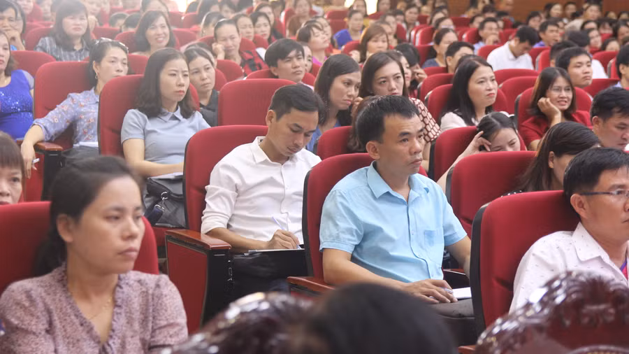 Ngoài những buổi học tập trung, giáo viên sẽ chia ra các lớp để được bồi dưỡng theo bộ môn phụ trách. Ngoài những buổi học tập trung, giáo viên sẽ chia ra các lớp để được bồi dưỡng theo bộ môn phụ trách.