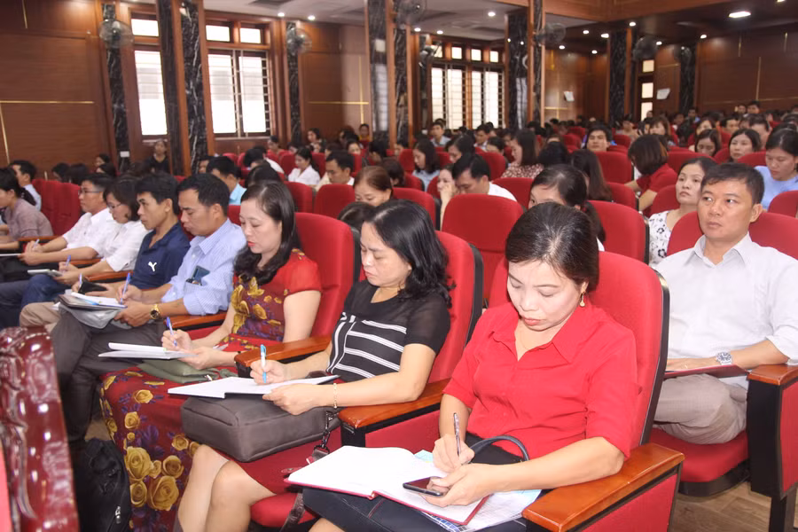 Các giáo viên cốt cán có 3 nhiệm vụ khi tham gia bồi dưỡng gồm nâng cao năng lực bản thân, hỗ trợ đồng nghiệp, nhà trường và tham gia bồi dưỡng giáo viên đại trà. Các giáo viên cốt cán có 3 nhiệm vụ khi tham gia bồi dưỡng gồm nâng cao năng lực bản thân, hỗ trợ đồng nghiệp, nhà trường và tham gia bồi dưỡng giáo viên đại trà.