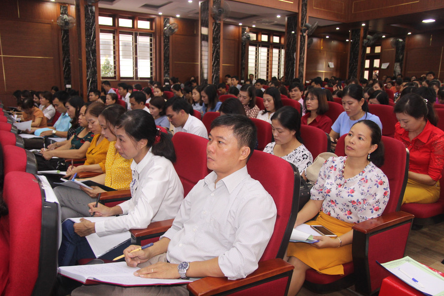 Trước khi tham gia bồi dưỡng tập trung, trực tiếp các giáo viên cốt cán đã được học qua mạng Internet.