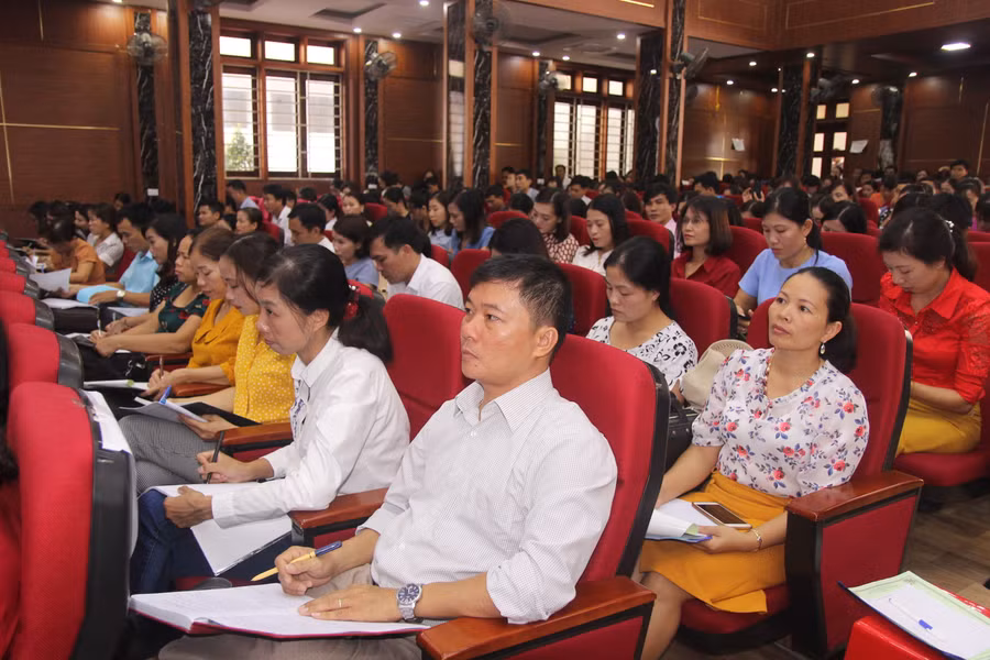 Trước khi tham gia bồi dưỡng tập trung, trực tiếp các giáo viên cốt cán đã được học qua mạng Internet. Trước khi tham gia bồi dưỡng tập trung, trực tiếp các giáo viên cốt cán đã được học qua mạng Internet.