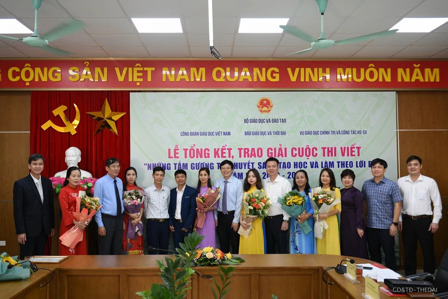 Trao giải Cuộc thi viết “Những tấm gương tâm huyết, sáng tạo học và làm theo lời Bác” lần thứ IV