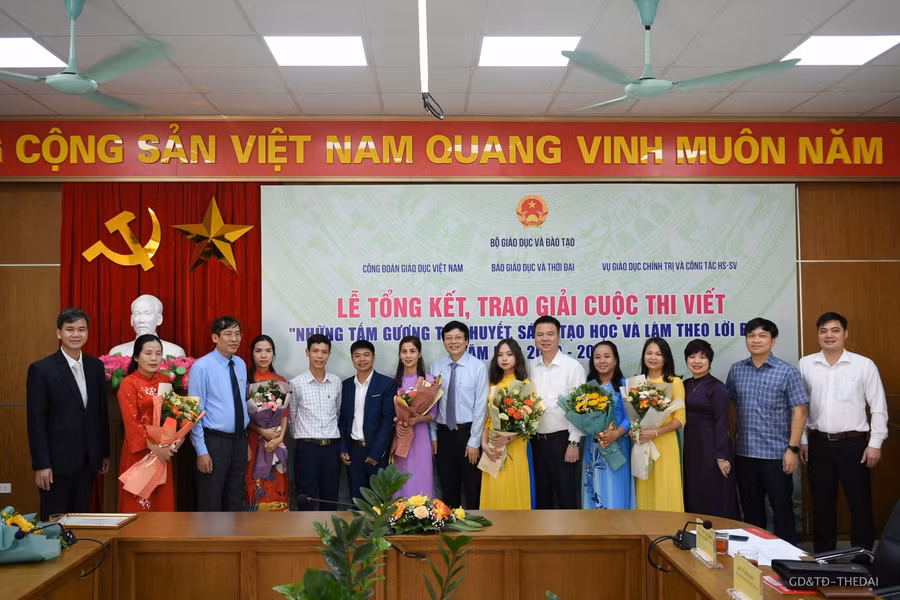 Trao giải Cuộc thi viết “Những tấm gương tâm huyết, sáng tạo học và làm theo lời Bác” lần thứ IV