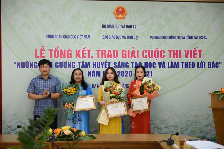 Trao giải Cuộc thi viết “Những tấm gương tâm huyết, sáng tạo học và làm theo lời Bác” lần thứ IV ảnh 9