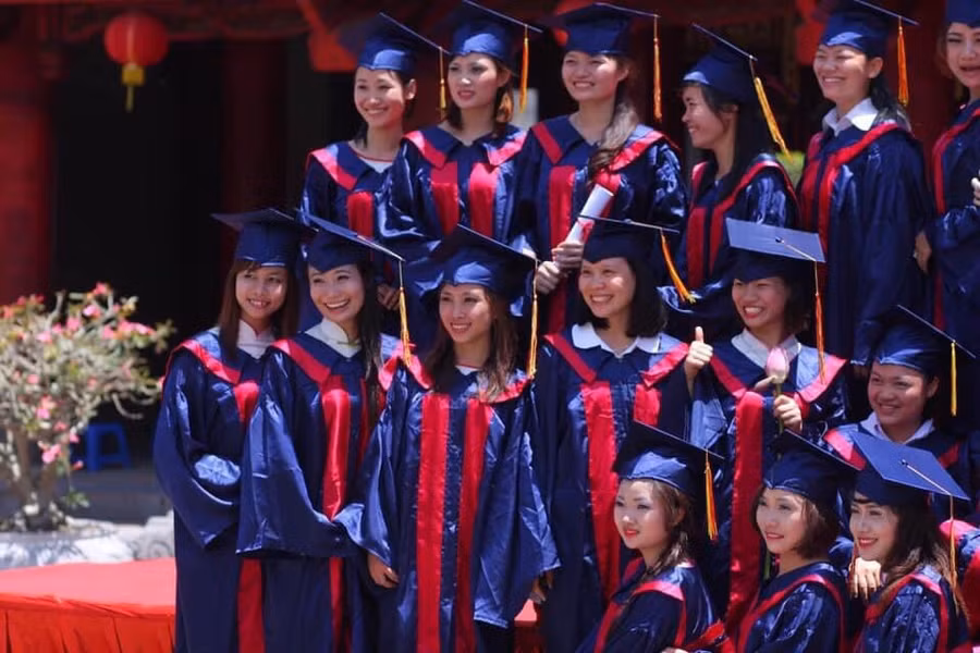 Kim Vui (đứng thứ 2 từ trái sang, hàng giữa) trong ngày nhận bằng tốt nghiệp