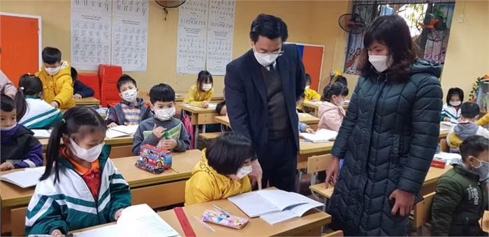 Giám đốc Sở GD&amp;ĐT Vĩnh Phúc Nguyễn Văn Huyến kiểm tra, nắm tình hình tại trường Tiểu học Thị trấn Vĩnh Tường trong ngày đầu tiên học sinh trở lại trường sau Tết Nguyên đán