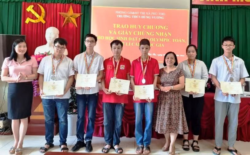 Ban giám hiệu trường THCS Hùng Vương trao Huy chương và Giấy chứng nhận học sinh đạt giải cấp quốc gia