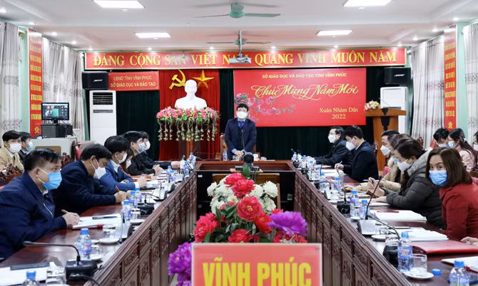 Chủ tịch UBND tỉnh Vĩnh Phúc Lê Duy Thành làm việc với Sở Giáo dục và Đào tạo về các giải pháp cấp bách, tạm thời vừa bảo đảm công tác dạy và học vừa phòng chống dịch bệnh.