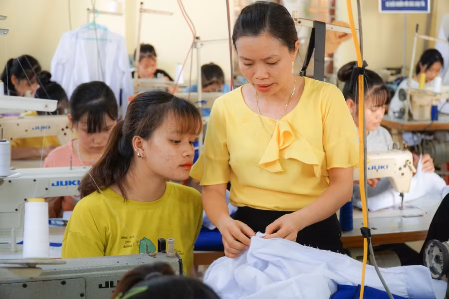 Học sinh học nghề may tại Trường Trung cấp kinh tế kỹ thuật Tây Nam Nghệ An