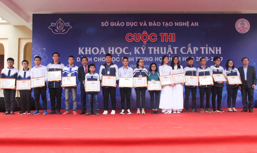 Trao thưởng cho 9 dự án đạt giải Nhất và được chọn dự thi KHKT quốc gia 2019 Trao thưởng cho 9 dự án đạt giải Nhất và được chọn dự thi KHKT quốc gia 2019