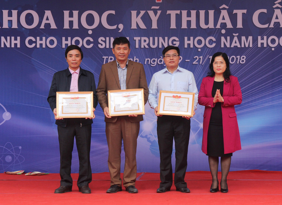 Bà Nguyễn Thị Kim Chi - GĐ Sở GD&ĐT Nghệ An trao giải tập thể cho 3 trường THPT Bà Nguyễn Thị Kim Chi - GĐ Sở GD&ĐT Nghệ An trao giải tập thể cho 3 trường THPT