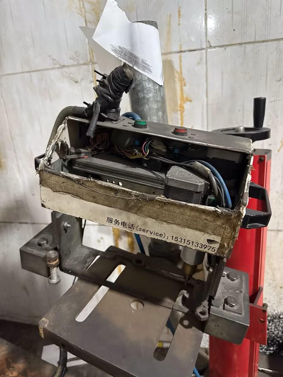 Các thiết bị sử dụng để làm lại số máy, số khung trên các xe cũ. (Ảnh: Công an TPHCM).