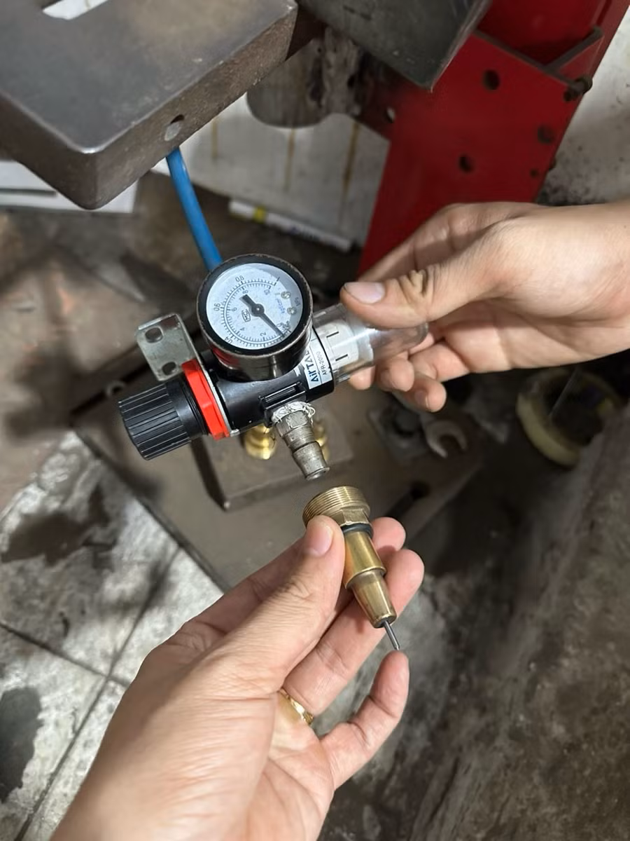 Các thiết bị sử dụng để làm lại số máy, số khung trên các xe cũ. (Ảnh: Công an TPHCM).